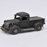 Caminhão Ford,1920, miniatura automobilística em metal pintado e prateado, 28x11x12cm.