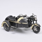 Motocicleta Harley Davidson c/garupa, miniatura automobilística de coleção em metal pintado. 30x19x13cm.