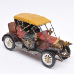 Bugatti, anos 20, miniatura automobilística de coleção em metal pintado e dourado. 31x14x17cm.