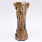 Grande vaso, estilo art deco em vidro murano âmbar c/decoração marrom e preto c/pigmentação em pó de ouro. Alt. 43cm