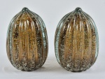 Par de grandes pinhas estilo art deco, em vidro murano verde, bojos gomados c/ pigmentação interna a ouro, alt. 16cm.
