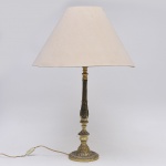 Antiga Luminária de mesa estilo Luiz XV, em bronze dourado e cinzelado em acantos e raies doves, cúpula em tecido vinho, alt. 56cm, alt. total 85cm. (marcas de uso e do tempo).