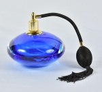 Grande perfumeiro c/ borrifador estilo art deco, em grosso cristal double translucido e blue, bojo circular guarnição em metal dourado, med. 12 x 12cm.