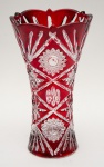 Vaso provavelmente europeu estilo Luiz XV, em grosso cristal double ruby lapidado e bizotado em palmas e rosáceas, alt. 25cm.