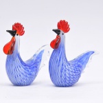 Galinhas, par de estatuetas estilo art deco, em vidro murano azul e branco c/ nuances vermelhas, med. 21 x 21cm.