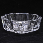 Antiga Petisqueira europeia estilo art deco, em grosso cristal liso, med. 20 x 8cm. (bicados na base).