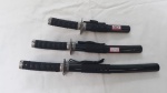 Conjunto daisho samurai chines com: katana, wakizashi e adaga, lamina em aço, cabos em metal ebanizado, acompanha suporte triplo, compr. 21, 27 e 33cm.