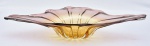 Grande centro de mesa estilo art deco, em vidro murano âmbar c/ nuances lilas, corpo ovalado c/ bordas arredondadas, bojo c/ gomos em alto relevo, med. 75 x 38 x 12cm.