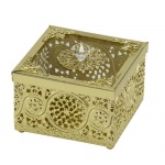 Caixa porta joias indiana estilo inglês vitoriano, em metal dourado e cinzelado em flores e acantos, tampa em vidro c/ guarnição, med. 16 x 16 x 8cm.