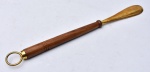 Grande calçadeira estilo inglês vitoriano, em bronze dourado, cabo em madeira torneada, compr. 46cm.