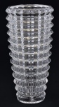 Vaso floreira estilo moderno, em cristal ecológico lapidado em madras em alto e baixo relevo, alt. 24cm.