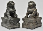 Cães de fó, par de esculturas chinesas ao gosto da dinastia Ching, em marmorite c/ patina prateada, med. 24 x 11 x 18cm.
