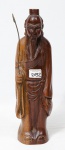 Sábio, estatueta chinesa circa 1950, em madeira entalhada e esculpida, alt. 33cm.