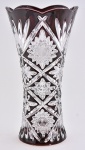 Grande vaso estilo Luiz XV, em cristal double ruby lapidado e bizotado em palmas e rosáceas, med. 9 x 34cm.