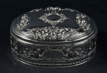 Grande porta joias indiano estilo inglês vitoriano, em metal prateado e cinzelado c/ guirlandas florais, interior aveludado, med. 13 x 10 x 5cm.