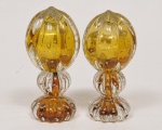 Excepcional par de pinhas estilo art deco confeccionado em vidro de murano na tonalidade ambar com decoração com bolhas e base na forma de bulbos.. Med: 19cm de altura