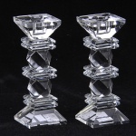 Par de castiçais, provavelmente romenos, estilo art deco, em grosso cristal de rocha lapidado e facetado, alt. 17cm.