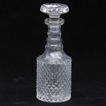 Wine decanter europeu, circa 1950, estilo Luiz XV em cristal lapidado e bizotado em carreaux, acompanha dístico em prata cinzelado contrastada. Alt.: 30cm (mínimo bicado na borda)