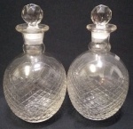 Par de Licoreiros bojudos, estilo Luiz XVI em cristal lapidado em carreaux, tampas facetadas, alt: 24cm