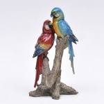 Casal de Papagaios, grupo escultórico, estilo art deco em material porcelanizado e material sintético, alt. 30cm