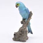 Ararinha Azul, grupo escultórico, estilo art deco em material porcelanizado e material sintético. alt. 22cm.