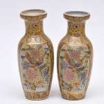 Par de Vasos chineses, ao gosto da Família Rosa Tao Kuang em porcelana Mandarim policromada c/ aves do paraíso e detalhes dourados. alt. 25cm.