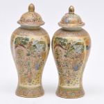 Par de potiches chineses, ao gosto da Família Rosa Tao Kuang em porcelana Mandarim, decoração c/dignatários e detalhes dourados. Alt.26cm.