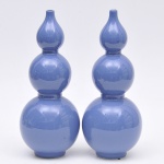 Par de grandes vasos bilha chineses em porcelana azul celeste, ao gosto da dinastia Chien Lung. Alt. 37cm.
