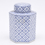 Grande caixa Tea Cad chinesa, em porcelana Blue and White decorada. Alt 23cm.