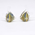 Peixes, par de grande estatuetas, estilo art deco em vidro murano multicolorido. 20x19cm.