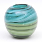Centro de mesa bojudo, estilo art deco em vidro murano verde c/ondeados negros. Diam. 18cm, Alt 19cm.