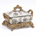 Grande porta joias, estilo barroco em porcelana c/decoração floral, guarnição dourada. 26x15x19cm