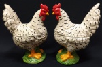 Galinhas, par de porta ovos, estilo art deco em porcelana policromada. Alt. 25cm