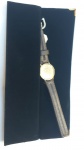 RAYMOND WEIL, relógio de pulso suíço unissex c/ caixa em plaque dor, fundo dourado. Máquina suíça, num. 7000