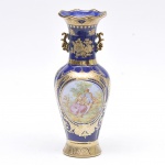 Ânfora, estilo Luiz XV, em porcelana azul cobalto ao gosto de Sevres decorada c/cena galante policromada e guarnição floral dourada, Alt. 30cm
