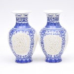 Par de vasos chineses, em porcelana Blue and White c/elementos vazados e decoração floral. Alt. 29cm