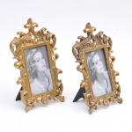 Par de porta retratos, estilo barroco veneziano, em material sintético realçado a ouro brumido. 27x17cm