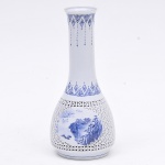 Vaso chinês em porcelana Blue and White c/decoração vazada e paisagem bucólica. Alt. 27cm