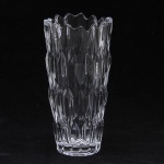 Grande vaso, estilo art deco em cristal lapidado c/ losangos em alto relevo. Alt. 30cm