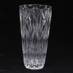 Grande vaso, estilo art deco em cristal lapidado c/ losangos em alto relevo. Alt. 30cm