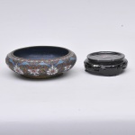 Grande bowl chinês em bronze dourado c/decoração Cloisoné floral policromada, peanha em porcelana. Diam. 27cm e Alt. 14cm.
