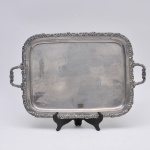 Grande bandeja, circa 1950, estilo inglês vitoriano em metal espessurado a prata. 65x42cm