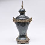 Excepcional ânfora européia, circa 1900, estilo Luiz XV, bojo em porcelana ou metal marmorizado, guarnição em bronze dourado e cinzelado c/cariátides e volutas. Alt. 64cm