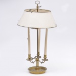 Grande luminária de mesa Bouiot francesa. circa 1950, estilo inglês vitoriano em bronze dourado e cinzelado, cúpula em metal pintado na cor branca. Diam. 37cm e Alt. 68cm