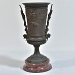 S/ ASSINATURA - Esc. Francesa - Séc. XIX - Excepcional Ânfora francesa Séc. XIX período Napoleão III estilo Luiz XIV, em bronze finamente patinado e cinzelado, base em mármore rosso verona, alt. 25cm.