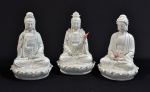 Kuanyin e Budha Meditando s/ Tronco de Flor de Lotus, excepcional conjunto de 03 estatuetas chinesas do período revolucionário, em biscuit c/ ausência de policromia, med. 14 x 20cm. Retirada no Grajaú Mediante agendamento prévio