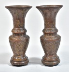 ASS. NÃO IDENTIFICADA - Esc. Chinesa - Séc. XIX/XX - Magnifico Par de vasos c/ bases chineses Séc. XIX/XX período Kuang Hsu (1875-1908), em bronze ricamente cinzelado c/ rosáceas e acantos, assinados na base, med. 9,5 x 20cm.