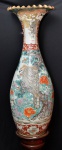 Excepcional Vaso palaciano japonês Séc XIX período Meiji, em porcelana arita ricamente decorado com aves e folhagens policromada, alt. 108cm. (bocal c/ antigo restauro profissionall)