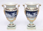 Par de ânforas europeias estilo Luiz XVI, em porcelana decorada c/ cena clássica em monocromia azul c/ detalhes em ouro brunido, selo do importador, alt. 23cm.