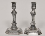 CHRISTOFLE - Excepcional Par de castiçais franceses circa 1930  estilo Luiz XVI em metal espessurado a prata ricamente cinzelado com motivos neo clássicos. Peça contrastada. Med: 22cm de altura